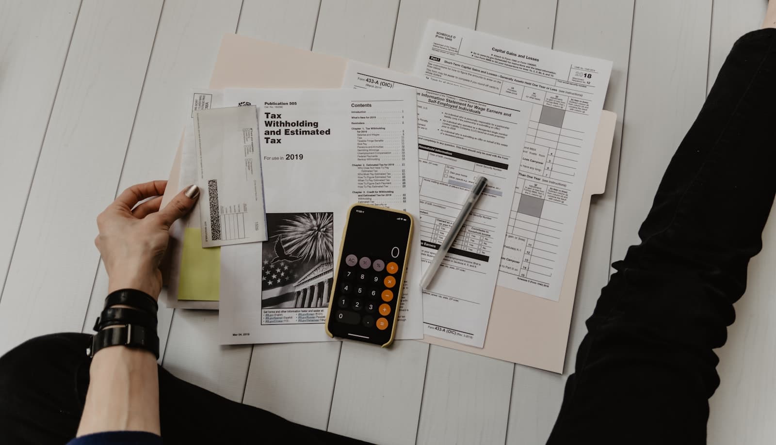 Documentos financieros y calculadora