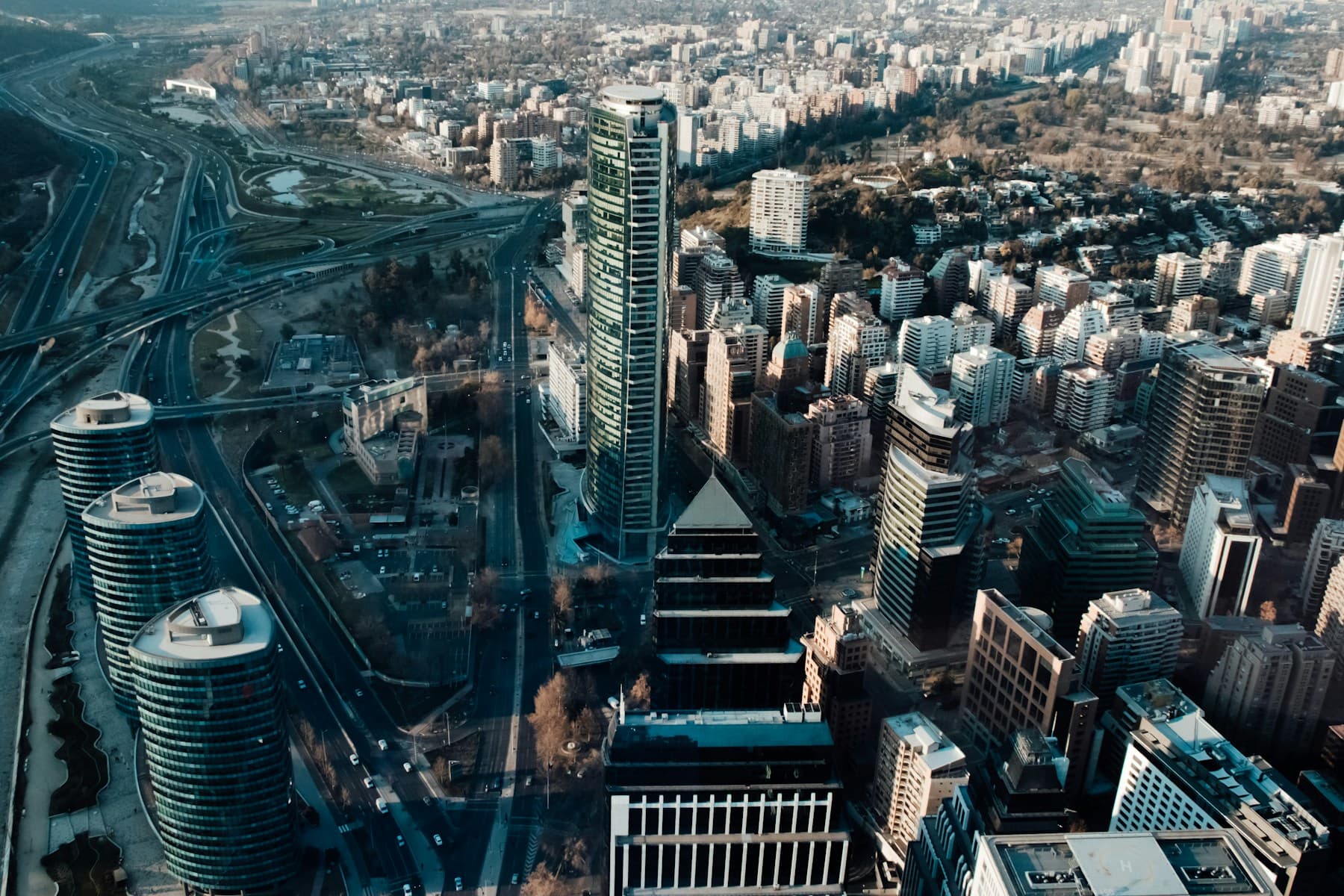 Vista aérea del skyline de Santiago con el Costanera Center