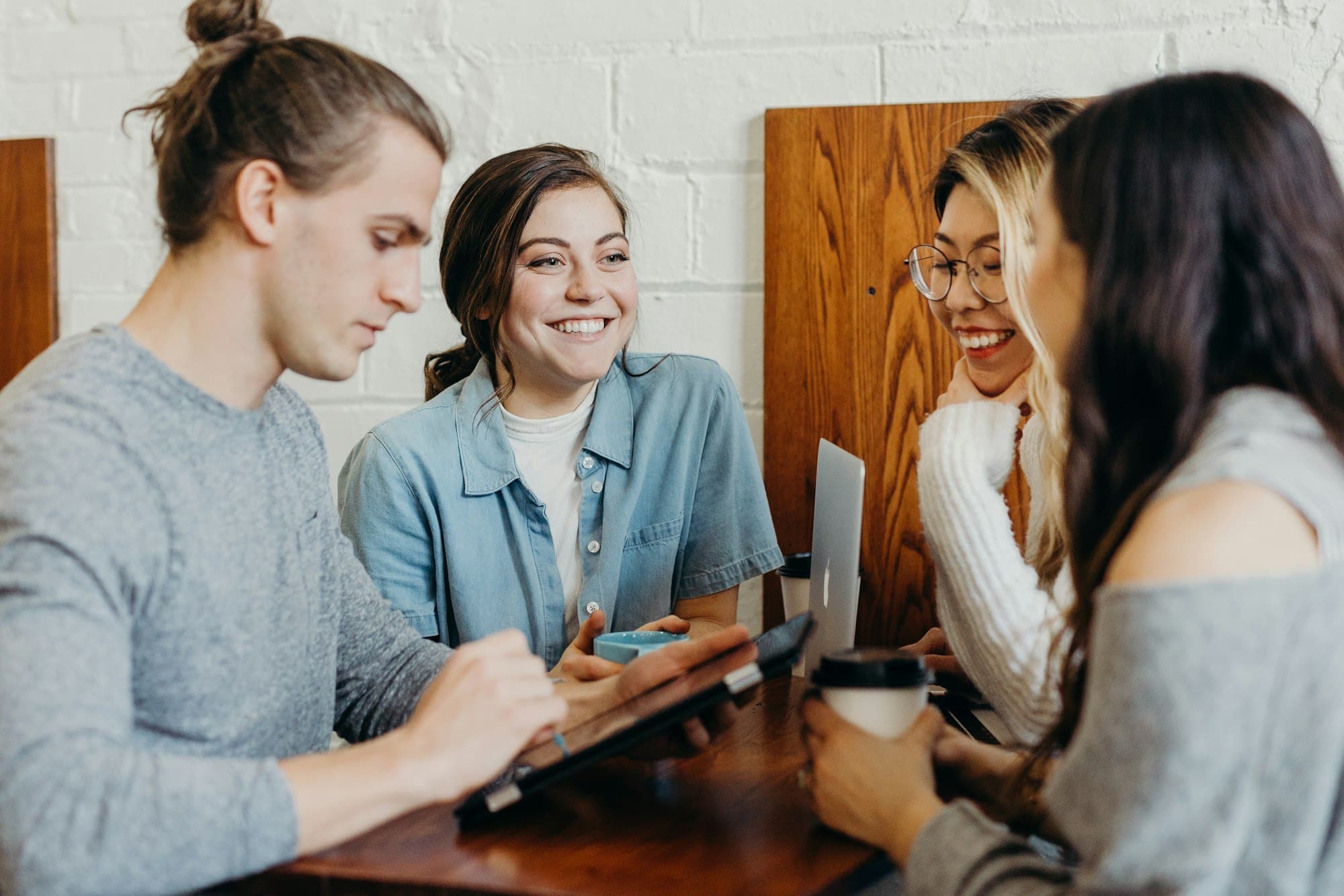 Amigos conversando en una cafetería